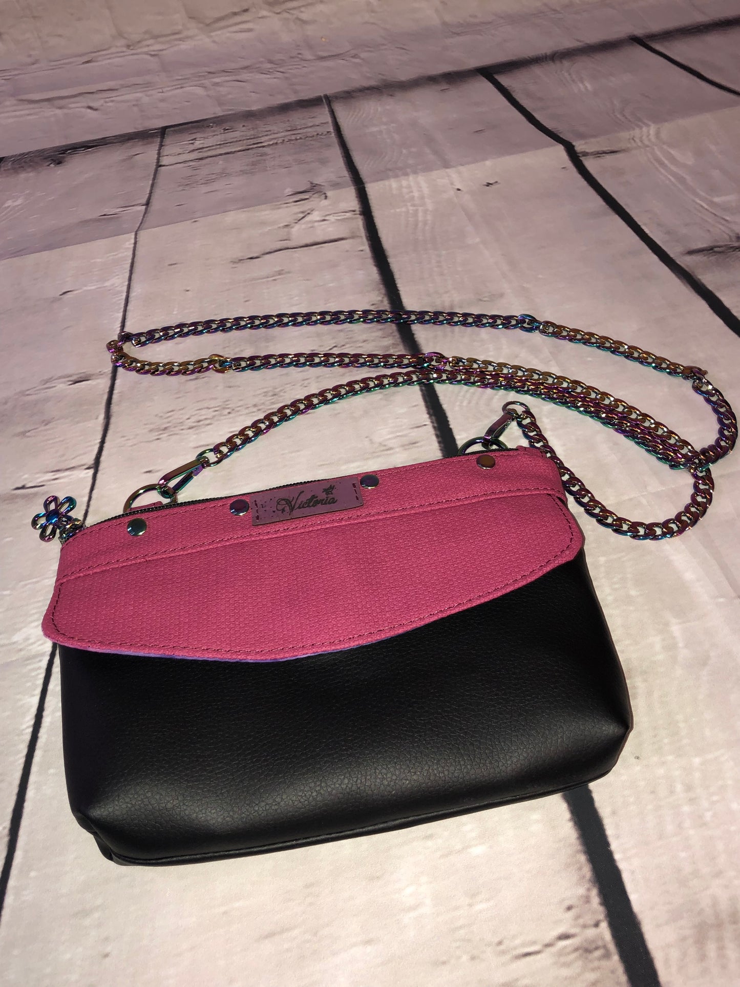 Neo crossbody, 2 exterior pockets, 3 strap option showing chain crossbody