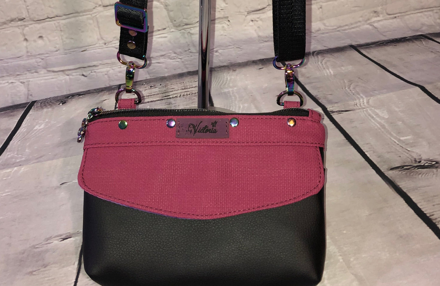 Neo crossbody is made from a textured vinyl top and a smoother vinyl on the bottom. The interior is 100 % cotton