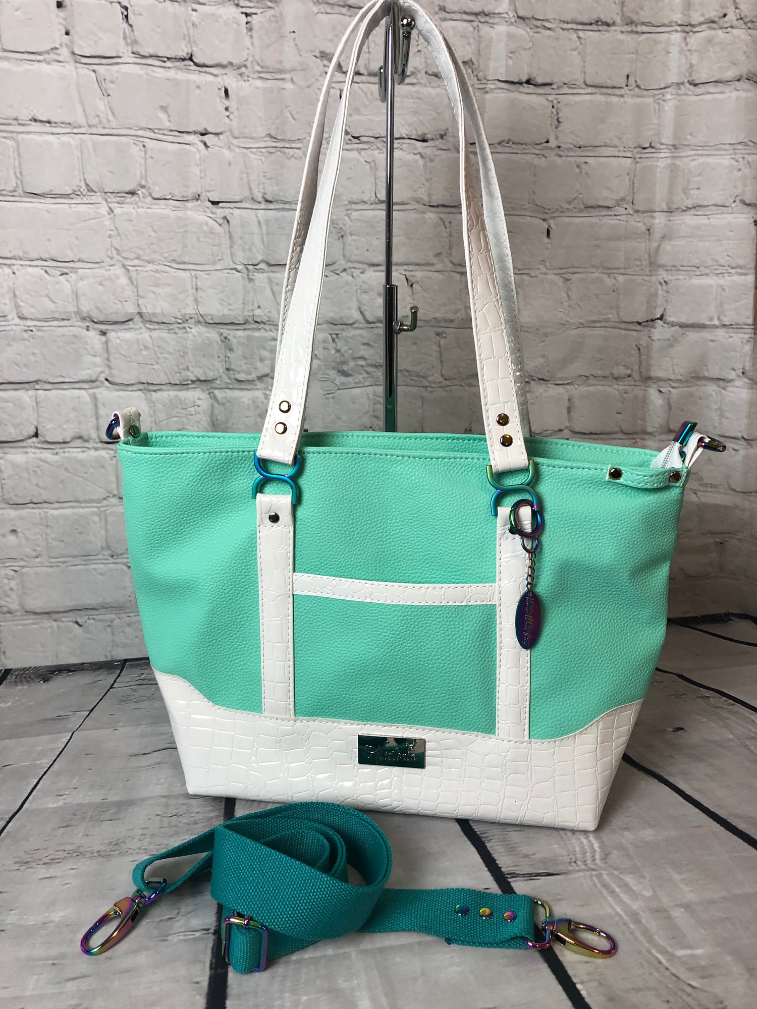 Cici tote bag with lots of extras. This is a beautiful color that shouts sunny warm weather and summertime! Gorgeous rainbow hardware and white crockadail vinyl.