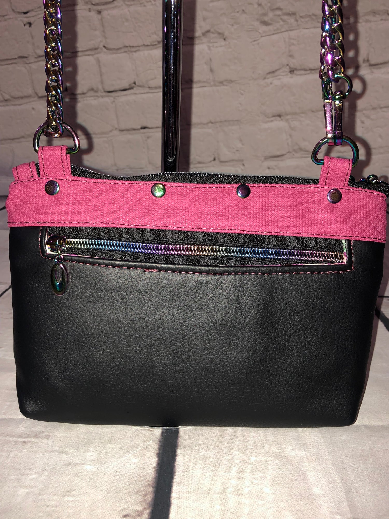 Neo crossbody, 2 exterior pkts. Back of bag with zipper pocket and chain strap