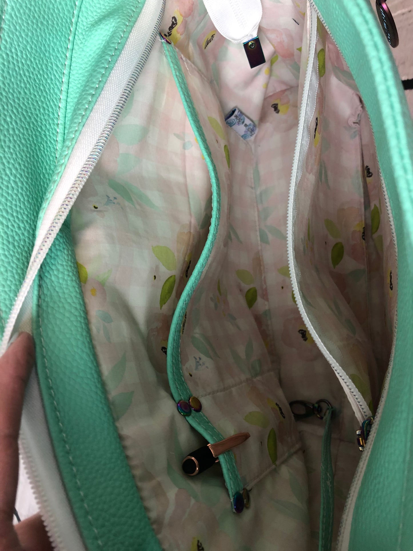 more on the iterior. A viewing of the internal pockets.Cici tote bag with lots of extras. This is a beautiful color that shouts sunny warm weather and summertime! Gorgeous rainbow hardware and white crockadail vinyl...