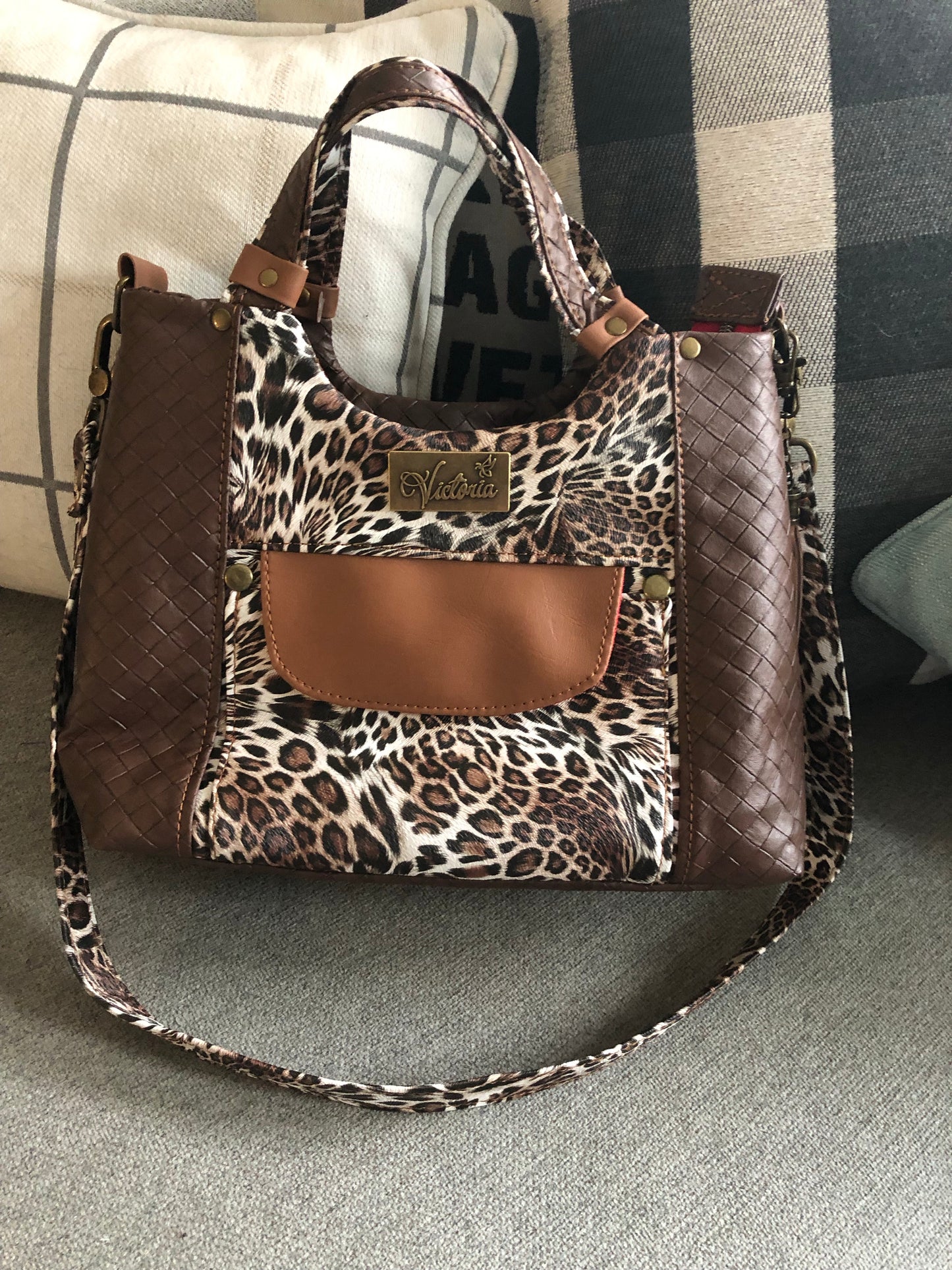 Cute handbag in brown textures vinyl and animal print